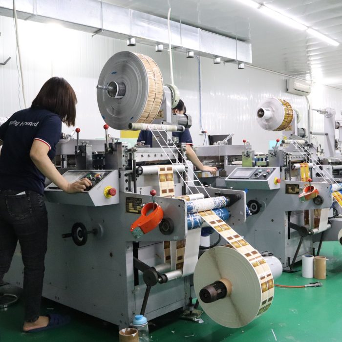 Tuyển 5 nam thao tác máy